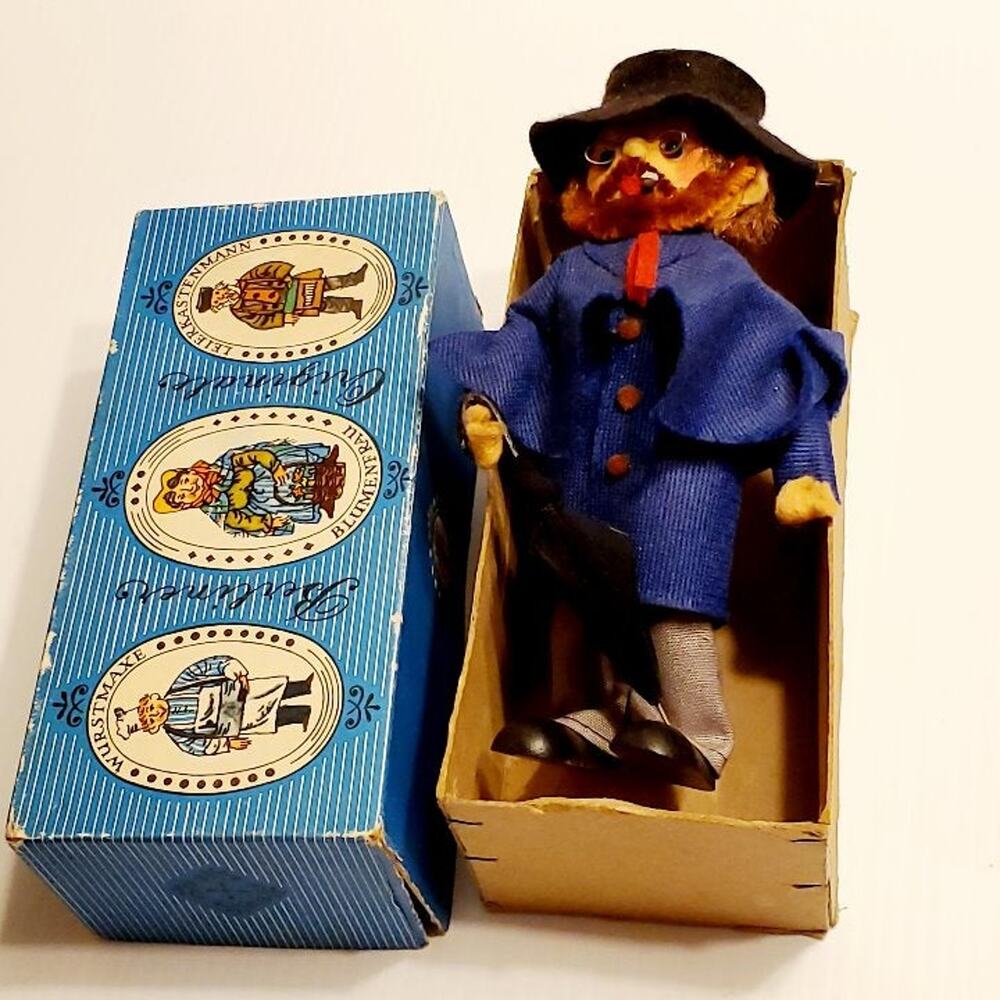 Vintage Cold War Era Berliner Original Souvenir Fabric Doll.